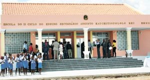 Embaixador chinês entrega escolas