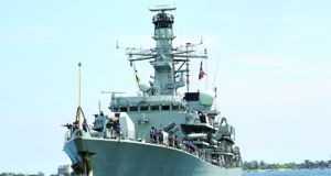 Fragata da Marinha britânica em Luanda