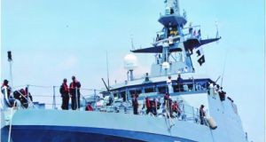 Navio da Marinha brasileira está atracado na Base Naval