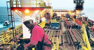 Petróleo angolano equilibra mercado