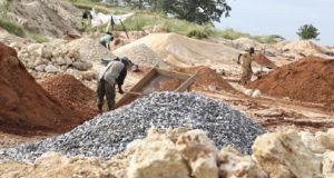 Sobe a produção de minérios para as obras