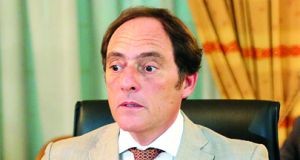 Paulo Portas visita pavilhão de Angola