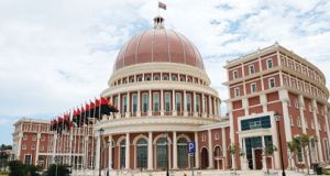 Jovens visitam sede do parlamento