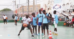 Crianças dos bairros treinam basquetebol