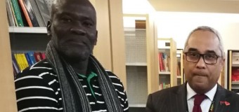 António Baptista “Ngongongo” oferece livro à Embaixada