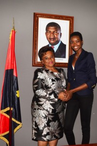 MINISTRA CAROLINA CERQUEIRA (À ESQ) RECEBE EM AUDIÊNCIA MODELO ANGOLANA MARIA BORGES FOTO: CEDIDA