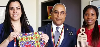 Artesãs Ana Lúcia Campos e Flora Neves apresentam o seu trabalho à Embaixada