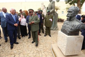 PRIMEIRO-MINISTRO DE PORTUGAL, ANTÓNIO COSTA (À ESQ.), VISITA MUSEU DE HISTÓRIA MILITAR FOTO: PEDRO PARENTE