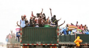 Camiões transportam congoleses repatriados voluntariamente na província da Lunda Norte FOTO: HENRI CELSO