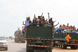 CAMIÕES TRANSPORTAM GARIMPEIROS ILEGAIS DE DIAMANTES NA LUNDA NORTE FOTO: HENRI CELSO