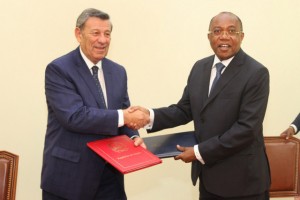 MINISTRO DAS RELAÇÕES EXTERIORES (ANGOLA), MANUEL AUGUSTO (À DIR.) E HOMÓLOGO DO URUGUAI, RODOLFO NIN NOVOA FOTO: GASPAR DOS SANTOS