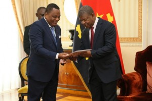 PRESIDENTE DA REPÚBLICA, JOÃO LOURENÇO (À DIR.) RECEBE MENSAGEM DO HOMÓLOGO DENIS SASSOU NGUESSO FOTO: CEDIDA