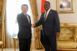 PRESIDENTE DA ASSEMBLEIA NACIONAL, FERNANDO DA PIEDADE DIAS DOS SANTOS (À DIR.) COM O EMBAIXADOR DA CHINA EM ANGOLA, DONG TAO FOTO: CLEMENTE DOS SANTOS