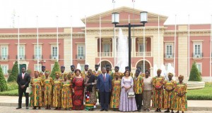Presidente da República, João Lourenço, com membros da corte do rei do Kongo FOTO: PEDRO PARENTE