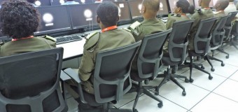 Efectivo da polícia em formação sobre videovigilância