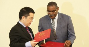 SECRETÁRIO DE ESTADO PARA A COOPERAÇÃO INTERNACIONAL, DOMINGOS VIEIRA LOPES (À DIR.) E O EMBAIXADOR DA CHINA EM ANGOLA, GONG TAO FOTO: ANTÓNIO ESCRIVÃO