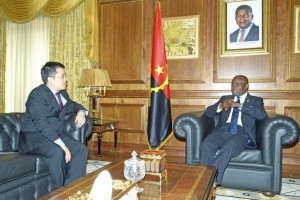 VICE-PRESIDENTE DA 3ª COMISSÃO DA AN, LUKAMBA GATO (À DIR.), E EMBAIXADOR DA CHINA, GONG TAO. FOTO: ROSÁRIO DOS SANTOS