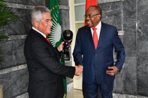 MINISTRO DAS RELAÇÕES EXTERIOR (À DIR.), MANUEL AUGUSTO, RECEBE PRESIDENTE DO BENFICA FOTO: FOTO CEDIDA 