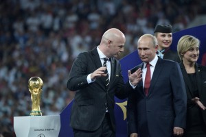 PRESIDENTE DA FIFA, GIANNI INFANTINO (ESQ) FOTO: ALEXEI NIKOLSKY / SPUTNIK / KRE