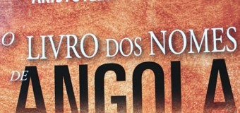 Escritor Aristóteles Kandimba oferece livro à Embaixada de Angola