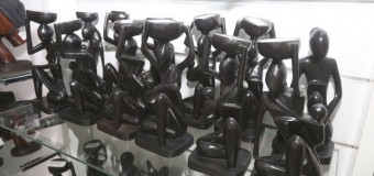 Estatuetas na exposição “As dimensões do 4 de Fevereiro”