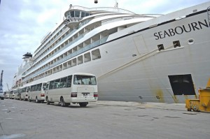 NAVIO CRUZEIRO DE ORIGEM AMERICANA COM CAPACIDADE DE 450 PASSAGEIROS, ATRACA NO PORTO DE LUANDA FOTO: ROSARIO DOS SANTOS