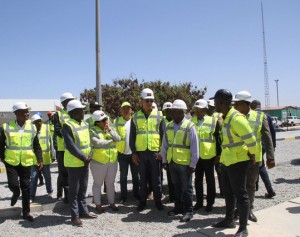 NAMIBE:MINISTRO DA ENÉRGIA, JOÃO BAPTISTA BORGES NA VISITA À CENTRAL DO XITOTO, MOÇÂMEDES/NAMIBE FOTO: ANABELA DO CÉU FRITZ