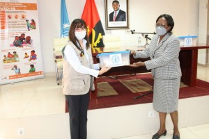 REPRESENTANTE DA FAO EM ANGOLA, GHERDA BARRETO, ENTREGA QUITE À MINISTRA DA ACÇÃO SOCIAL, FAMÍLIA E PROMOÇÃO DA MULHER FOTO: FRANCISCO MIÚDO