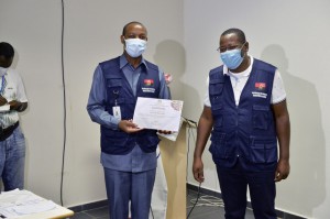 MÉDICOS ANGOLANOS INTENSIVISTAS RE-CEM FORMADOS NA CLÍNICA MULTIPERFIL RECEBEM DIPLOMA FOTO: ROSÁRIO DOS SANTOS