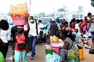 MOVIMENTO DE PESSOAS EM LUANDA MESMO COM A SITUAÇÃO DO COVID-19 QUE SE VIVE NO PAÍS, DESDE MARÇO FOTO: PEDRO PARENTE