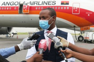 LEONARDO EUROPEU, SECRETÁRIO DE ESTADO PARA A SAÚDE HOSPITALAR, NA RECEPÇÃO DE MAIS 23 TONELADAS DE MEIOS DE BIOSSEGURANÇA, NO AEROPORTO INTERNACIONAL 4 DE FEVEREIRO FOTO: MOISÉS DA SILVA