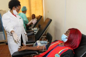 VOLUNTÁRIOS DOANDO SANGUE NO CUANZA SUL FOTO: JOAQUIM TÓMAS