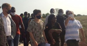 Ministra da Cultura, Turismo e Ambiente, Adjany Costa, e o embaixador da Bélgica em Angola, Jozep Smets constatam situação dos mangais. Foto: Cedida 