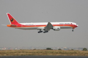 AVIÃO DA TAAG DO TIPO BOEING 777-300, ATERRANDO NO AEROPORTO INTERNACIONAL 4 DE FEVEREIRO FOTO: JOAQUINA BENTO