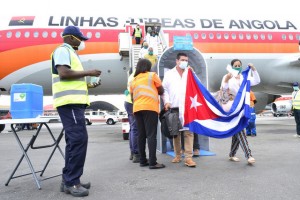 MOMENTO DA CHEGADA, EM ABRIL, DE MÉDICOS CUBANOS EM VOO ESPECIAL PARA AJUDAR ANGOLA NA PREVENÇÃO E COMBATE À COVID-19 FOTO: ROSARIO DOS SANTOS