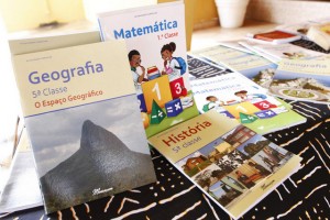 COMISSÃO ANALISA REVISÃO DOS MANUAIS ESCOLARES FOTO: LINO GUIMARÃES