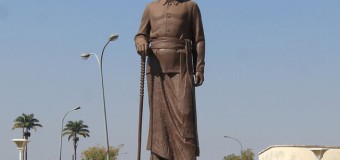 Estátua do rei Ekuikui com máscara facial