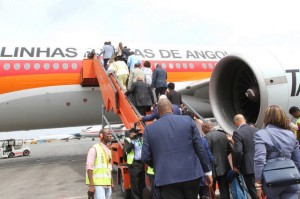 PASSAGEIROS EMBARCANDO PARA O AVIÃO DA TAAG, QUE REALIZA, NESTE MÊS DE JULHO, DEZ VOOS HUMANITÁRIOS DE REPATRIAMENTO E RESGATE DE CIDADÃO FOTO: LINO GUIMARÃES