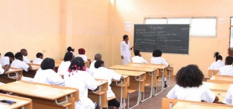 Governo suspende propinas no ensino