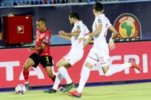 JOGO ENTRE ANGOLA (VERMELHO) E TUNÍSIA NO CAN2019 JOGO ENTRE ANGOLA (VERMELHO) E TUNÍSIA NO CAN2019 FOTO: CORTESIA DE JOSÉ COLA/EDIÇÕES NOVEMBRO