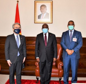 O Ministro das Relações Exteriores, Téte António recebeu na tarde desta Segunda-feira, em audiência, em Luanda, o Embaixador da República Federativa do Brasil em Angola, Paulino Franco de Carvalho Neto. Participou desta audiência o Ministro do Interior, Eugénio Laborinho