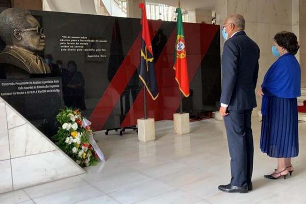 MARIA EUGÉNIA NETO E O EMBAIXADOR CARLOS ALBERTO FONSECA, DIANTE DO BUSTO DE AGOSTINHO NETO, NA EMBAIXADA DE ANGOLA EM LISBOA FOTO: CEDIDA