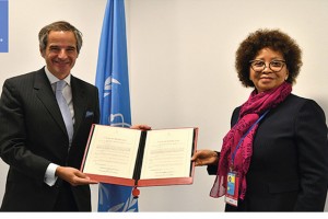 EMBAIXADORA DE ANGOLA NA ÁUSTRIA, TEODOLINDA RODRIGUES COELHO, PROCEDE À ENTREGA DE TRÊS INSTRUMENTOS JURÍDICOS DE ADESÃO AO SENHOR MARIANO GROSSI, DIRECTOR-GERAL DA AIEA FOTO: CEDIDA