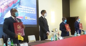 Mesa de Presidium, onde está o ministro dos Recursos Minerais e Petróleos, ladeado pelos gestores da ANPG e da Exxon Mobil FOTO: CLEMENTE DOS SANTOS