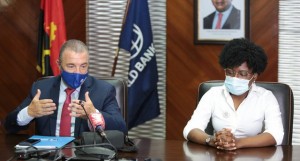 Vera Daves, ministra das Finanças (à dir.), e Jean-Christophe, novo director do Banco Mundial para Angola FOTO: ANTÓNIO ESCRIVÃO