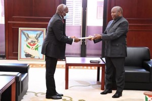 Ministro das Relações Exteriores, Téte António (esq.), entrega mensagem ao Chefe de Estado do Burundi, Evariste Ndayishimie. Foto: Cedida