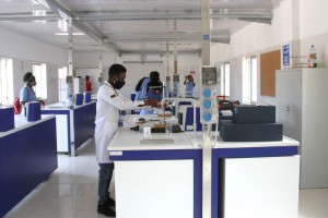 Namibe: Estudantes trabalham no laboratório de Química. Foto: Ana Bela