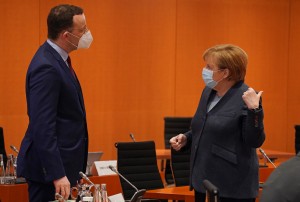 O ministro Jens Spahn e a chanceler Angela Merkel Foto: SEAN GALLUP/ GETTY IMAGES