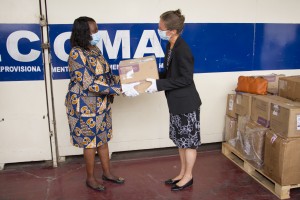 Ministra da Saúde, Sílvia Lutucuta, (à esq) recebe material de biossegurança das mão da Embaixadora da União Europeia em Angola, Jeannette Seppen Foto: Nelson Malamba