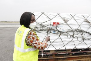 Ministra da Saúde, Sílvia Lutucuta, recepciona primeiro lote de vacinas da Covid-19 em Angola Foto: Gaspar dos Santos